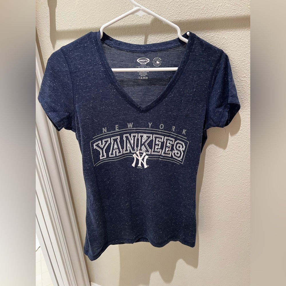 CLEARANCE Women’s Small New York Yankees Burnout V-Neck T-Shirt/PJ Shirt
